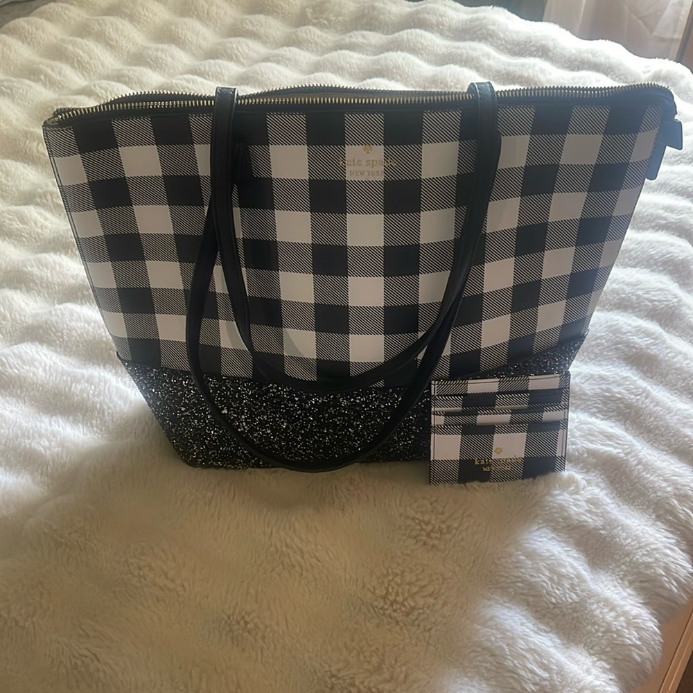 Kate Spade Greta Court penny glitter tote
Comes with slim matching card holder.